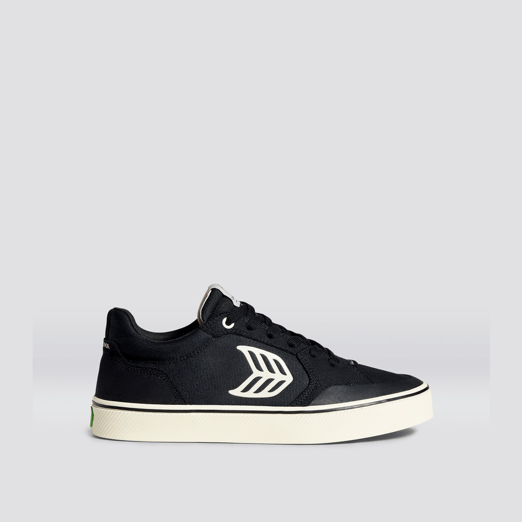 Men Cariuma Low Top Suede The Vallely Black / Ivory | 198640-MOE